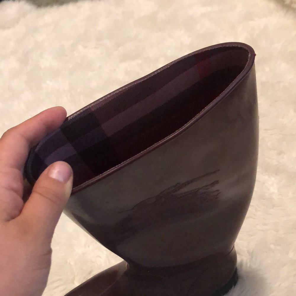 Burgundy Burberry rain boots - Picture 2 of 5